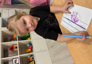 Maja podczas kolorowania.