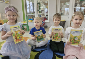 Klara, Karol, Ignaś i Ala trzymają w dłoniach książki z przygodami żółwia Franklina.