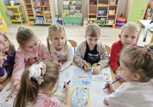 Przedszkolaki w trakcie tworzenia plakatu.