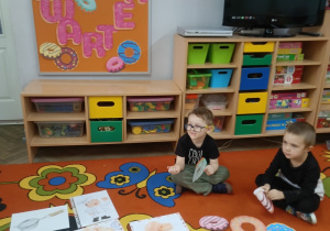 Filip i Franek oglądają pączki z różnych stron świata.