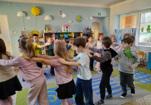 Dzieci jadą w pociągu przy piosence o Dinku.