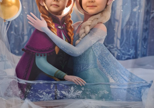 Zuzia i Weronika pozują do zdjęcia w fotoramce z motywem "Krainy lodu".