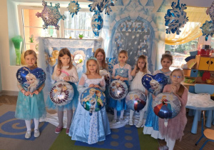 Zdjęcie grupowe dziewczynek z balonami z motywem "Krainy lodu".