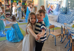 Amanda i Antek tańczą w tle przedszkolaki podczas zabawy tanecznej.