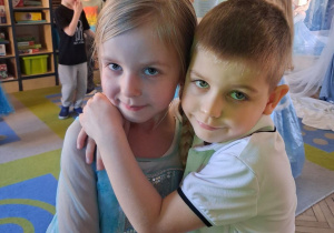 Nikola i Mikołaj przytulają się do siebie.