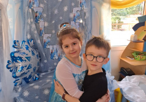 Nadia i Mikołaj pozują do zdjęcia na tle dekoracji.