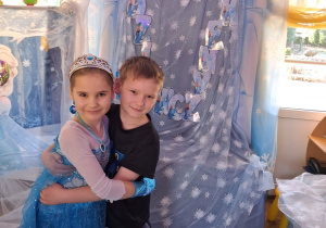 Marysia i Marcel pozują zdjęcia na tle dekoracji.