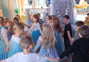 Zabawa taneczna przy muzyce w dwóch kołach: w środku dziewczynki na zewnątrz chłopcy.