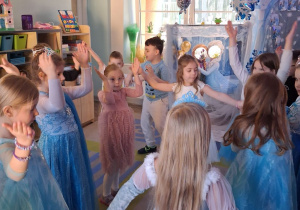 Zabawa taneczna przy muzyce.