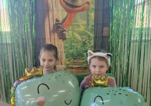 Oliwia i Ola pozują do zdjęcia na tle dekoracji.