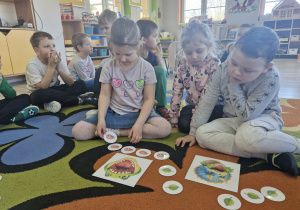 Maja i Oskar w trakcie zabawy matematycznej "Karmimy dinozaury".