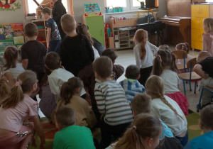 Dzieci bawią się przy dźwiękach fagotu.