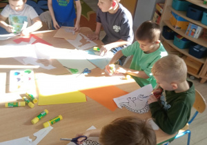 5. Przedszkolaki wycinają dinozaury.