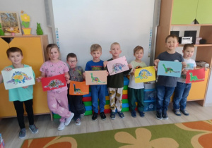 7. Przedszkolaki prezentują wykonane przez siebie prace.