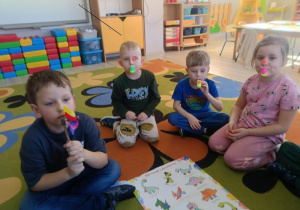 8. Dzieci wykonują ćwiczenia oddechowe za pomocą dmuchajki i wiatraków.