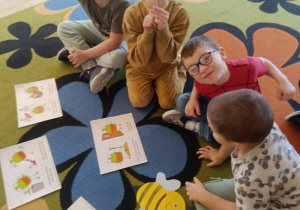 4. Dzieci oglądają ilustracje, przedstawiające ćwiczenia aparatu artykulacyjnego.