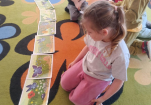 6. Weronika przygląda się ułożonej historyjce i opowiada po kolei, co przedstawiają obrazki.