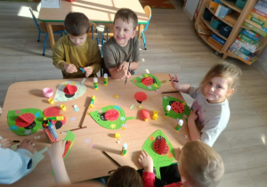 7. Dzieci dorysowują biedronkom kropki.