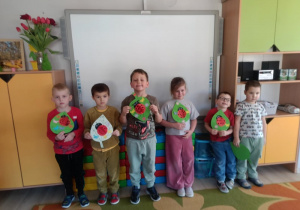 8. Dzieci pozują do zdjęcia, trzymając wykonane w rączkach prace.