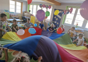 Dzieci w trakcie zabaw z chustą animacyjną.