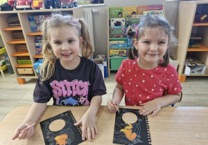 Ala i Klara w trakcie tworzenia pracy plastycznej – wydrapywanki z jednorożcami.