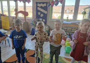 Dzieci w trakcie zabawy tanecznej.