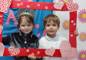 Laura i Nikodem pozują do zdjęcia w fotobudce.