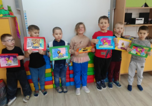 Dzieci prezentują swoje prace.