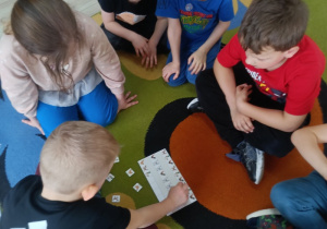 Lucjan układa sekwencje według wzoru.