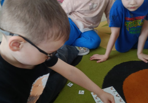 Antoś układa sekwencje według wzoru.