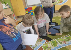 Dzieci układają wielkanocną historyjkę obrazkową.