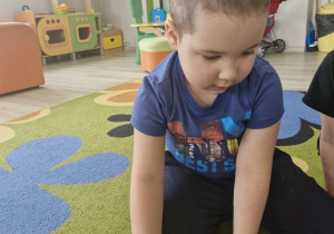 Szymek dopasowuje cień do obrazka.