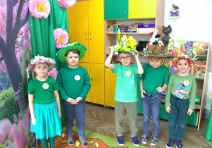 Grupa "Słoneczek" prezentuje się w swoich kapeluszach.