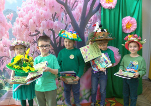 "Słoneczka" trzymają w ręku swoje nagrody.