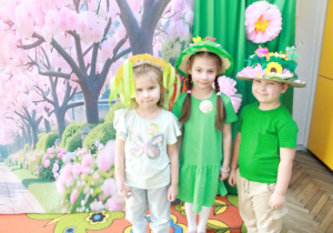 Grupa "Biedronek" prezentuje swoje kapelusze.