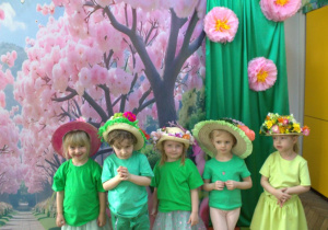 Grupa "Pszczółek" pozuje w kapeluszach.