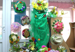 Wystawa kapeluszy na holu głównym w przedszkolu.