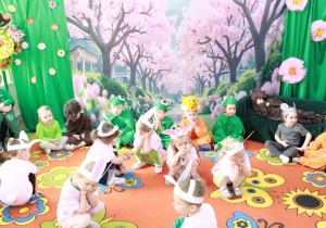 Na scenie kucają zajączki. W tle widać dekorację.