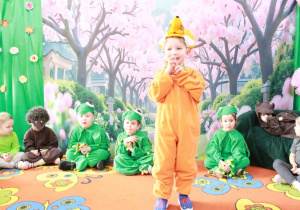 Józio w przebraniu liska występuje podczas przedstawienia.