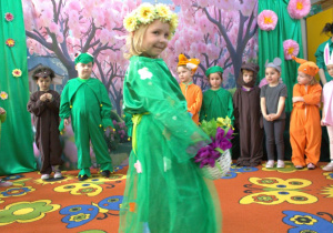 Ala jako Pani Wiosna uśmiecha się do zdjęcia.