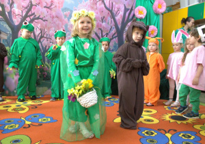 Ala i Jagoda stoją obok siebie na scenie.