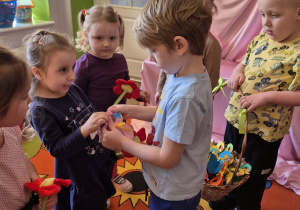 Dawid wręcza Wiktorii słodki upominek.