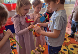 Dawid wręcza słodki upominek Ali.