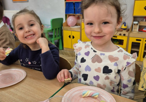 Uśmiechnięte Jagoda i Wiktoria w trakcie poczęstunku.