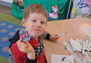 Bruno prezentuje wykonaną pisankę.