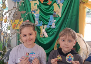 Nadia i Hubert pozują do zdjęcia na tle dekoracji z wykonanymi pracami.