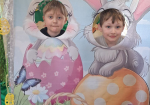 Hubert i Antek pozują do zdjęcia w wielkanocnej fotobudce.