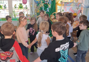 Zabawa taneczna: dzieci tworzą dwa koła w środku dziewczynki na zewnątrz chłopcy.
