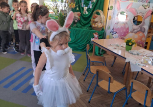 Tosia w stroju zajączka prowadzi "pociąg".