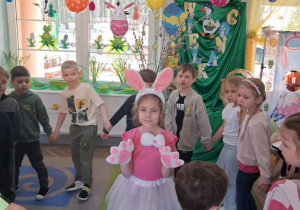 Przedszkolaki ustawione w kole w środku stoi Amanda w stroju zajączka.